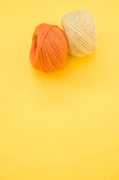 用于在黄色背景上孤立的针织针织纱球的垂直截图 — 图库照片