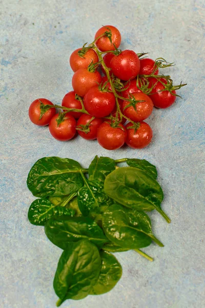 Pionowe Ujęcie Świeżych Pomidorów Wiśniowych Szpinaku — Zdjęcie stockowe