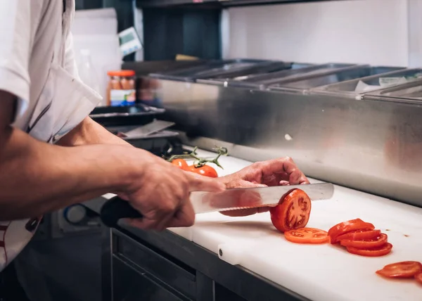 Een Chef Kok Die Tomaten Bereidt Snijdt Een Professionele Keuken — Stockfoto