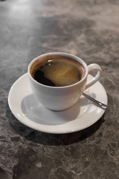 Nahaufnahme Einer Tasse Kaffee Auf Verschwommenem Hintergrund — Stockfoto
