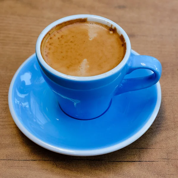 Gros Plan Une Tasse Bleue Café Sur Fond Bois — Photo