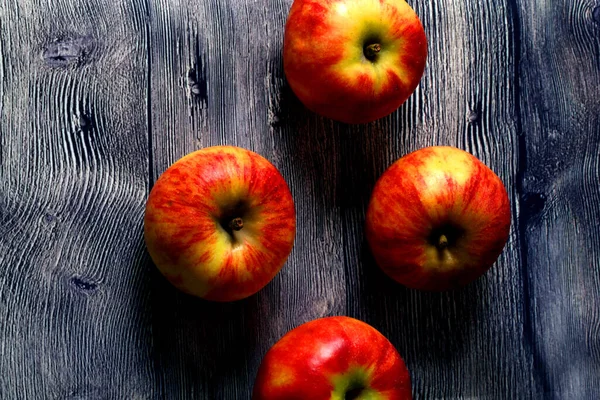 Bovenaanzicht Van Verse Rode Gele Appels Een Blauwe Houten Ondergrond — Stockfoto