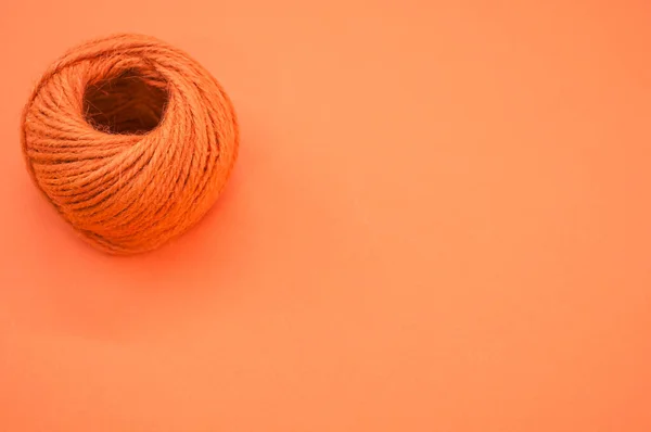 Una Bola Hilo Naranja Para Tejer Aislada Sobre Fondo Naranja —  Fotos de Stock