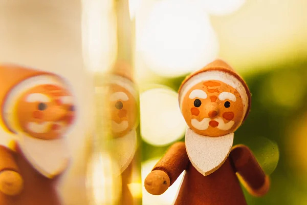 Een Selectieve Focus Shot Van Een Klein Houten Kerstman Speelgoed — Stockfoto