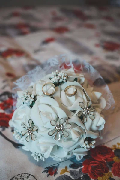 Een Close Van Kostbare Mooie Trouwringen Een Boeket Bloemen — Stockfoto