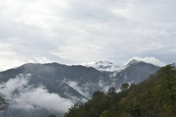 在多云的天空下 美丽的山区风景迷人的镜头 — 图库照片