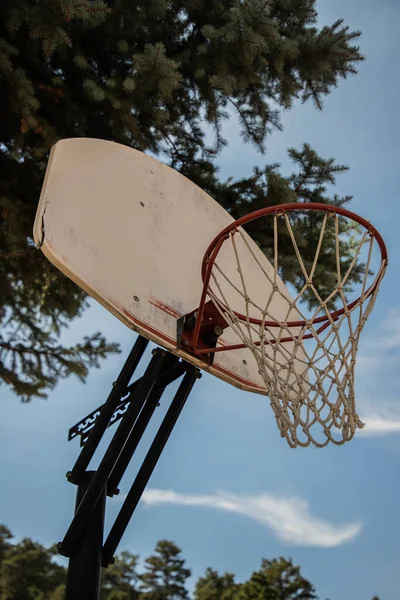 Tiro Vertical Una Red Baloncesto Patio Recreo Bajo Cielo Azul —  Fotos de Stock