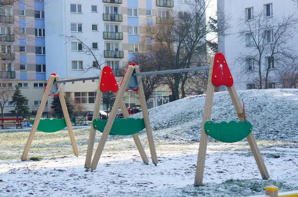 Close Parque Infantil Frente Aos Edifícios Residenciais Cobertos Neve Branca — Fotografia de Stock