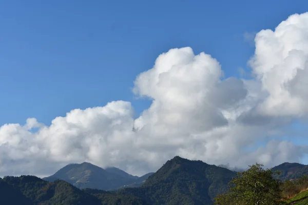 曇り空の下で美しい山岳風景の魅惑的なショット — ストック写真