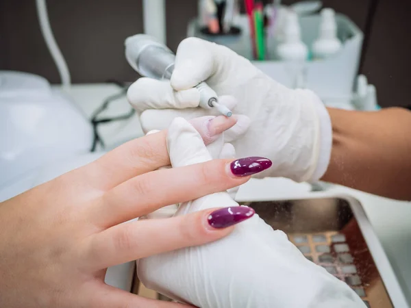 Professionell Estetiker Som Använder Elektrisk Nagelfilsborr För Att Bort Akrylgel — Stockfoto