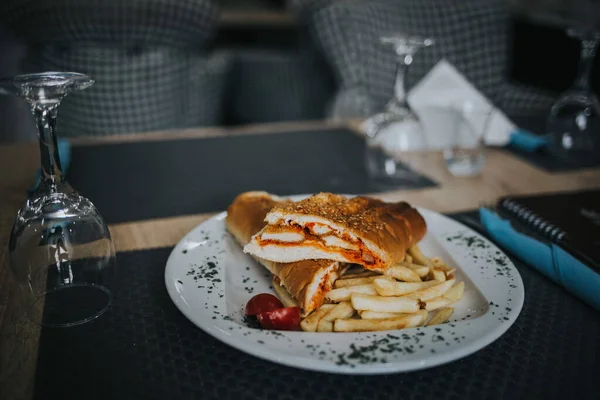 Primer Plano Delicioso Sándwich Con Carne Frita Papas Fritas Plato — Foto de Stock