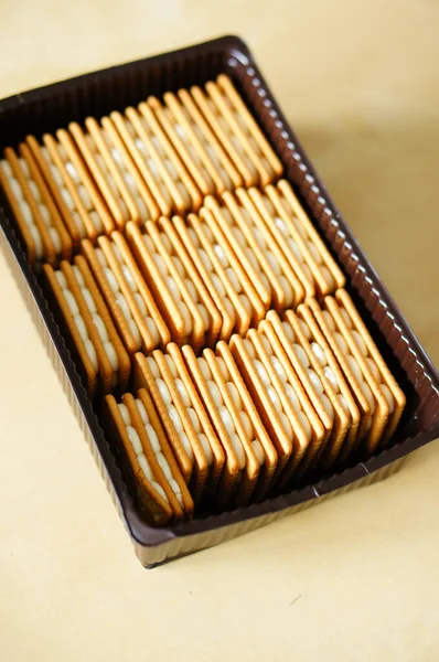 Leckere Knusprige Quadratische Kekse Mit Sahnefüllung Einer Einzelhandelspackung — Stockfoto