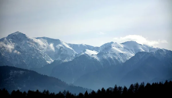 Fascinante Disparo Hermosas Montañas Cubiertas Nieve —  Fotos de Stock