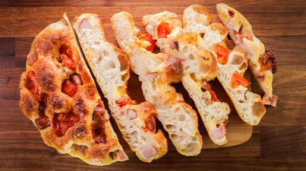 Närbild Pizza Bräda Ett Träbord — Stockfoto