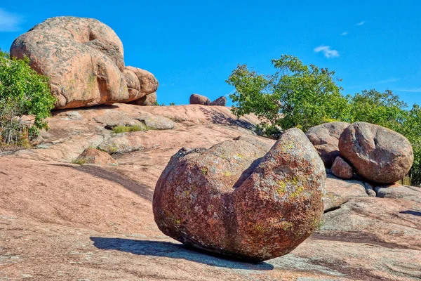 太陽と青い空の下 緑に囲まれた巨大な丸い岩の閉鎖 — ストック写真