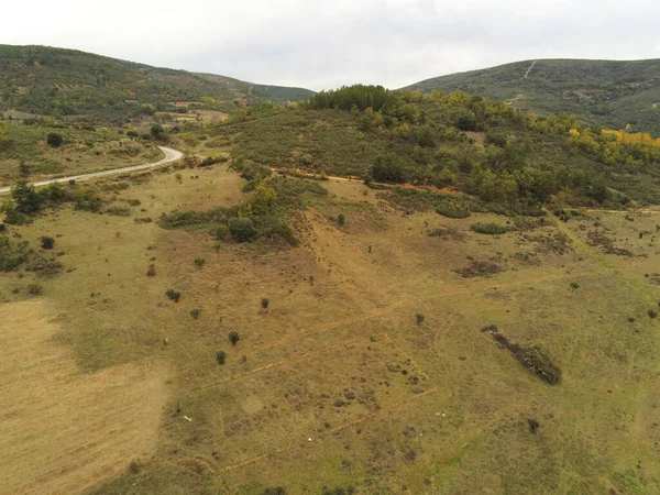 Uma Vista Aérea Das Montanhas Cobertas Verdes Sob Céu Nublado — Fotografia de Stock