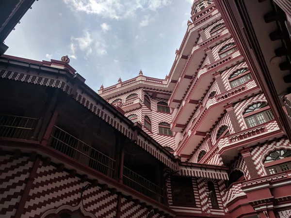位于斯里兰卡科伦坡的美丽的红色清真寺的低角度视图 — 图库照片