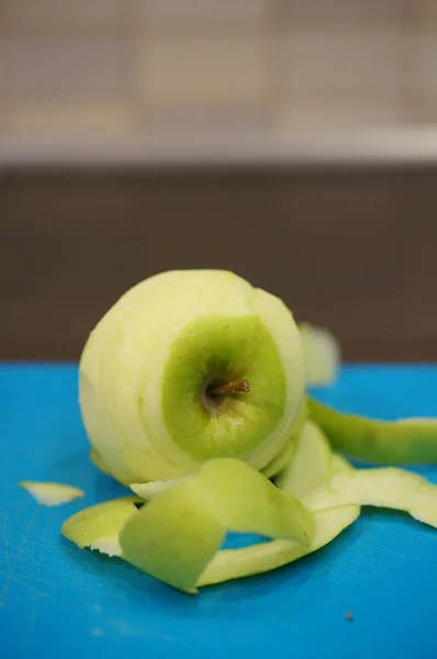 Plan Vertical Rapproché Une Pomme Mûre Pelée Sur Une Planche — Photo