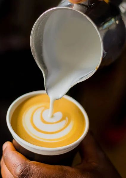 Nahaufnahme Einer Tasse Latte Coffee Auf Dunklem Hintergrund — Stockfoto