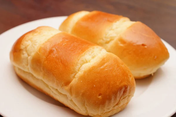 Eine Nahaufnahme Von Frischem Milchbrot Auf Einem Weißen Teller — Stockfoto