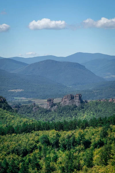 Tiro Vertical Fortaleza Belogradchik Bulgária Sob Céu Nublado — Fotografia de Stock