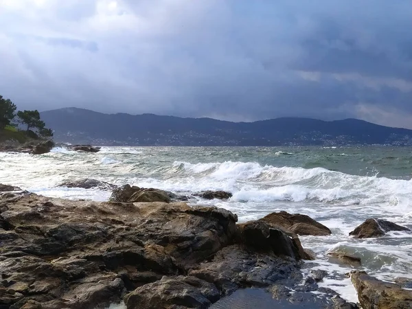 Rocky Shore Surrounded Sea Hills Cloudy Sky Daytime — Stock Photo, Image