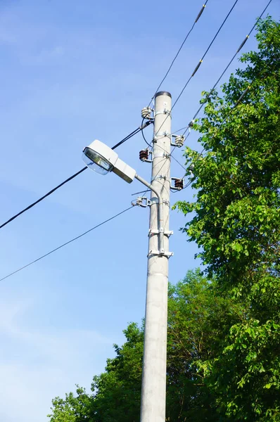 Una Vista Bajo Ángulo Del Poste Metálico Con Cables Conectados — Foto de Stock