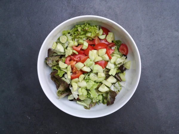Uma Vista Superior Uma Salada Legumes Frescos Uma Tigela — Fotografia de Stock