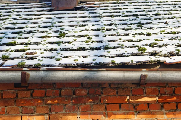 Крупный План Белого Снега Покрывающего Крышу Дома — стоковое фото