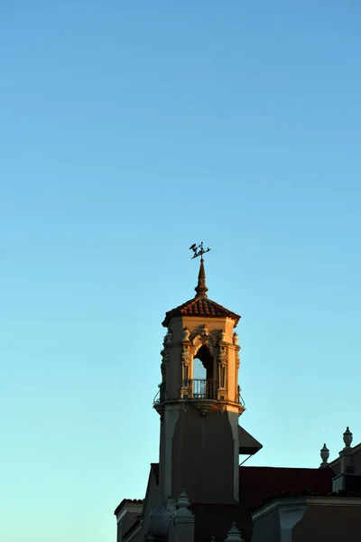 Eine Nahaufnahme Vertikale Aufnahme Eines Historischen Gebäudes Architektonische Dachdetails Mit — Stockfoto