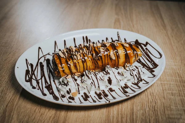 Primer Plano Una Pastelería Dulce Recién Horneada Glaseada Con Chocolate — Foto de Stock