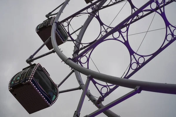 Low Angle Shot Ferris Wheel Cloudy Sky — Stock Photo, Image