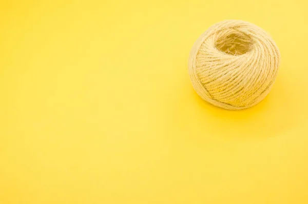 Una Bola Hilo Para Tejer Aislado Sobre Fondo Amarillo —  Fotos de Stock
