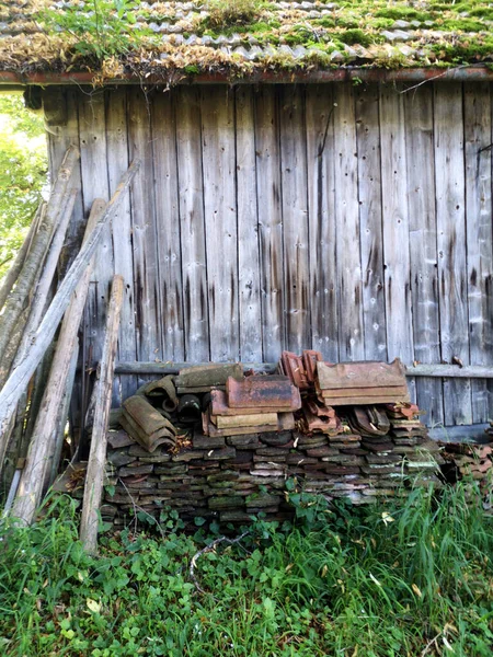 Vertikal Bild Lantlig Byggnad Med Lagrade Föremål Framför Sig — Stockfoto