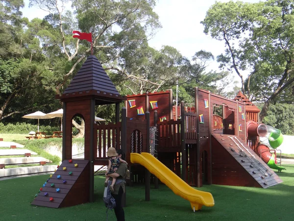 Une Aire Jeux Avec Structure Activité Bois Dans Parc Public — Photo