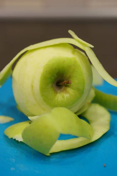 Plan Vertical Rapproché Une Pomme Mûre Pelée Sur Une Planche — Photo