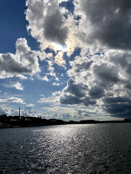 Een Verticaal Schot Van Een Bewolkte Dramatische Lucht Boven Een — Stockfoto