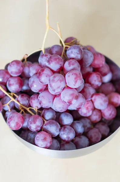 Tiro Vertical Close Uvas Vermelhas Recém Colhidas Uma Tigela — Fotografia de Stock