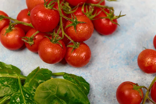 Primo Piano Pomodorini Freschi Foglie Spinaci — Foto Stock