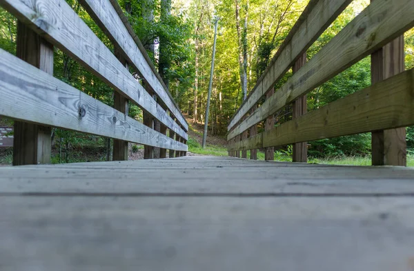 Low Angle Shot Wooden Walking Bridge Crawford Lake — Stock Photo, Image