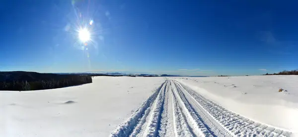 Uma Bela Estrada Campo Através Neve — Fotografia de Stock