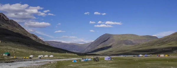 Горная Местность Красочными Палатками Равнине — стоковое фото