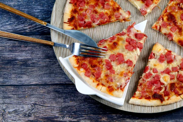 Uma Vista Superior Pizza Recém Assada Com Queijo Salsicha Picada — Fotografia de Stock