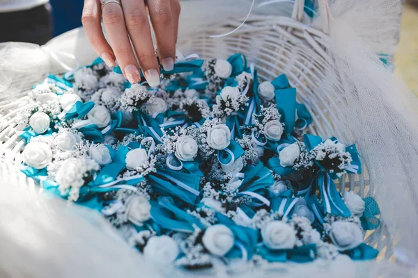 Een Close Van Mooie Decoratieve Blauwe Bruiloft Souvenirs Een Mand — Stockfoto