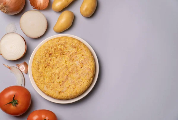 Een Vlakke Lay Van Ovenschotel Aardappelen Tomaten Een Grijze Achtergrond — Stockfoto