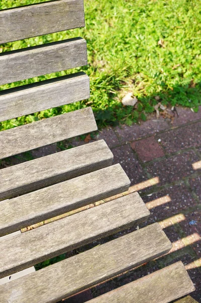 Großaufnahme Einer Holzbank Park Einem Sonnigen Herbsttag — Stockfoto