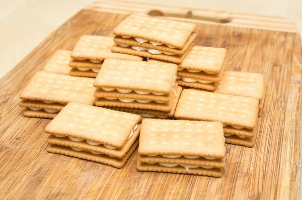 Biscoitos Quadrados Crocantes Deliciosos Com Recheio Creme Uma Mesa Madeira — Fotografia de Stock