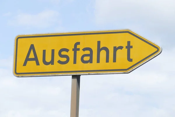 Een Geel Verkeersbord Met Ausfahrt Blauwe Lucht Achtergrond Duitsland — Stockfoto