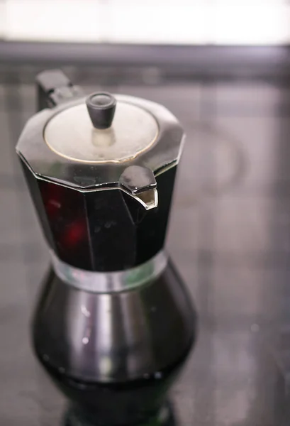 キッチンでの典型的な金属イタリアのコーヒーメーカー — ストック写真