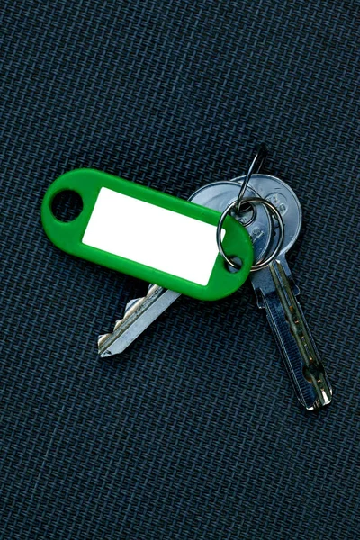 Eine Nahaufnahme Von Schlüsseln Mit Einem Grünen Schlüsselanhänger Mit Leerzeichen — Stockfoto